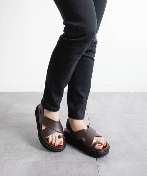 Fabby fabby(ファビィーファビィー)の「【足裏フィット】厚底クロストングサンダル(サンダル・レディース・ブラック/ブラウン/ベージュ・MEDIUM/LARGE/SMALL)」の5枚目の写真