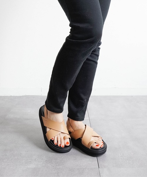 Fabby fabby(ファビィーファビィー)の「【足裏フィット】厚底クロストングサンダル(サンダル・レディース・ブラック/ブラウン/ベージュ・MEDIUM/LARGE/SMALL)」の8枚目の写真