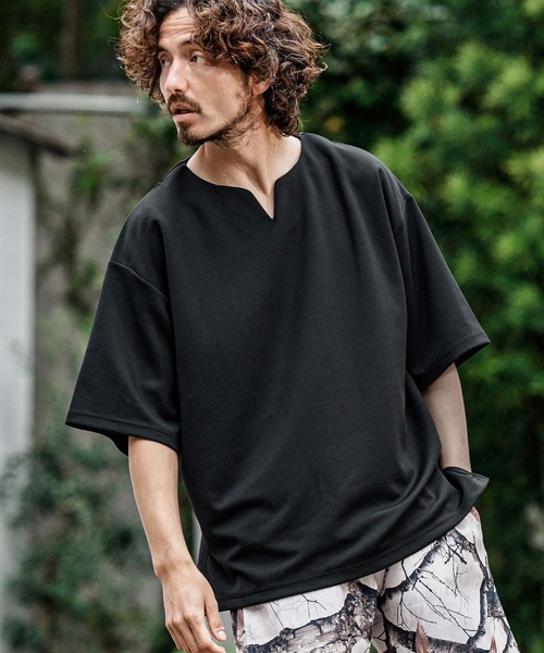 CAMBIO(カンビオ)の「mt10487- キーネックショートスリーブTシャツ(Tシャツ/カットソー・メンズ・ブラック/グレイッシュベージュ/アイボリー・XL/L/M)」の4枚目の写真