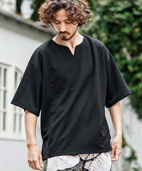 CAMBIO(カンビオ)の「mt10487- キーネックショートスリーブTシャツ(Tシャツ/カットソー・メンズ・ブラック/グレイッシュベージュ/アイボリー・XL/L/M)」の5枚目の写真