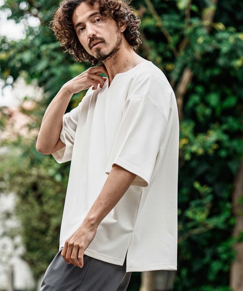 CAMBIO(カンビオ)の「mt10487- キーネックショートスリーブTシャツ(Tシャツ/カットソー・メンズ・ブラック/グレイッシュベージュ/アイボリー・XL/L/M)」の8枚目の写真