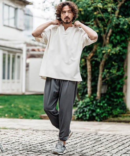 CAMBIO(カンビオ)の「mt10487- キーネックショートスリーブTシャツ(Tシャツ/カットソー・メンズ・ブラック/グレイッシュベージュ/アイボリー・XL/L/M)」の10枚目の写真