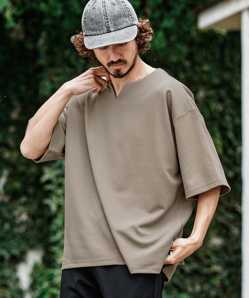 CAMBIO(カンビオ)の「mt10487- キーネックショートスリーブTシャツ(Tシャツ/カットソー・メンズ・ブラック/グレイッシュベージュ/アイボリー・XL/L/M)」の13枚目の写真