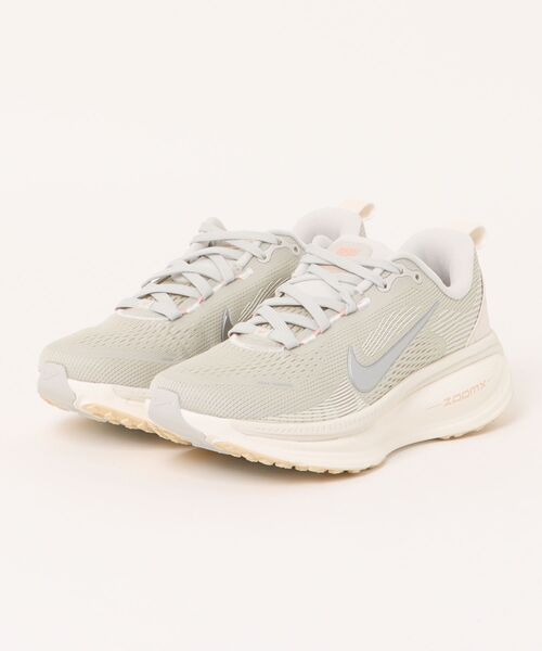 NIKE(ナイキ)の「NIKE ナイキ W VOMERO 18 ウィメンズ ボメロ 18 WHM6804 012LTBONE/M SIL(スニーカー・レディース・グレー・25.0cm/24.5cm/24.0cm/23.5cm/23.0cm/22.5cm)」の1枚目の写真