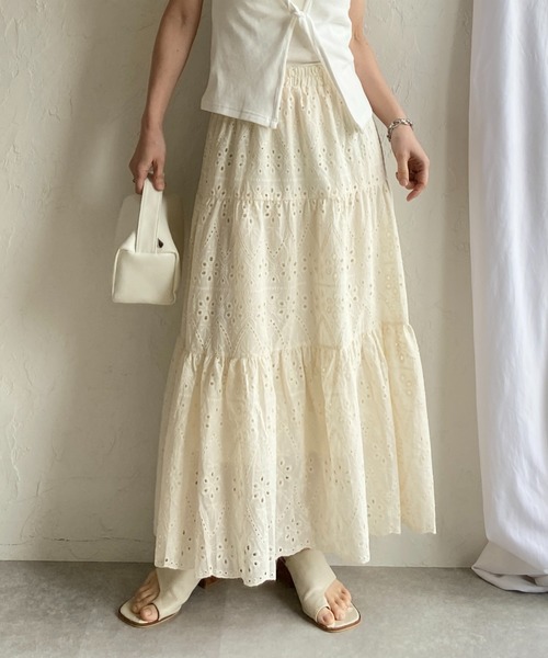 She's Closet(シーズクローゼット)の「ティアード切替 スカラップレース 刺繍 ボリュームフレアロングスカート(スカート・レディース・アイボリー/ブラック/オフホワイト・FREE)」の1枚目の写真