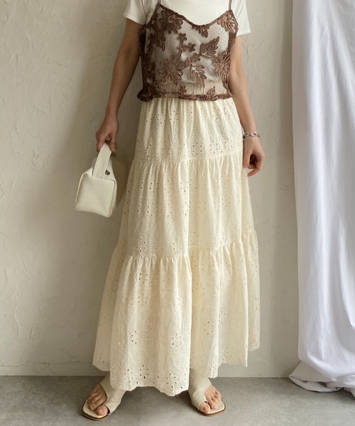She's Closet(シーズクローゼット)の「ティアード切替 スカラップレース 刺繍 ボリュームフレアロングスカート(スカート・レディース・アイボリー/ブラック/オフホワイト・FREE)」の2枚目の写真