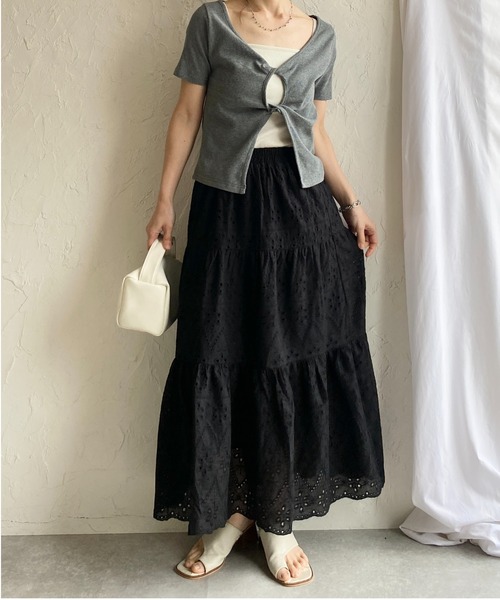 She's Closet(シーズクローゼット)の「ティアード切替 スカラップレース 刺繍 ボリュームフレアロングスカート(スカート・レディース・アイボリー/ブラック/オフホワイト・FREE)」の3枚目の写真