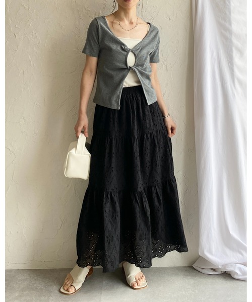 She's Closet(シーズクローゼット)の「ティアード切替 スカラップレース 刺繍 ボリュームフレアロングスカート(スカート・レディース・アイボリー/ブラック/オフホワイト・FREE)」の16枚目の写真