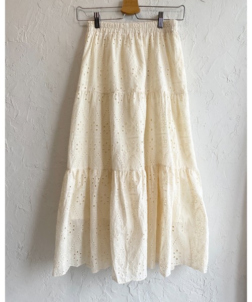 She's Closet(シーズクローゼット)の「ティアード切替 スカラップレース 刺繍 ボリュームフレアロングスカート(スカート・レディース・アイボリー/ブラック/オフホワイト・FREE)」の6枚目の写真