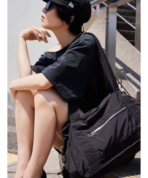 MIESROHE(ミースロエ)の「ポケッタブルトラベルバッグ(ボストンバッグ・レディース・ブラック/ホワイト/ブルー・F)」の17枚目の写真