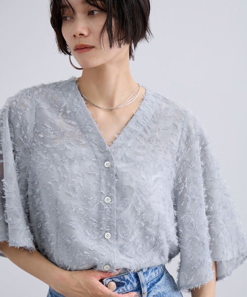 SALON adam et rope'(サロン アダム エ ロペ)の「【WEB限定】フラワーカットジャガードブラウス(シャツ/ブラウス・レディース・ブラック/グレー/ホワイト・FREE)」の3枚目の写真
