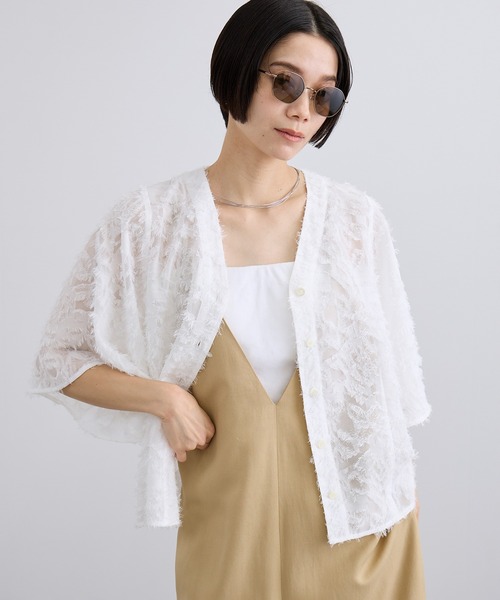 SALON adam et rope'(サロン アダム エ ロペ)の「【WEB限定】フラワーカットジャガードブラウス(シャツ/ブラウス・レディース・ブラック/グレー/ホワイト・FREE)」の2枚目の写真