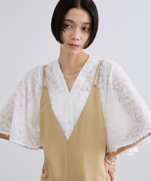 SALON adam et rope'(サロン アダム エ ロペ)の「【WEB限定】フラワーカットジャガードブラウス(シャツ/ブラウス・レディース・ブラック/グレー/ホワイト・FREE)」の4枚目の写真