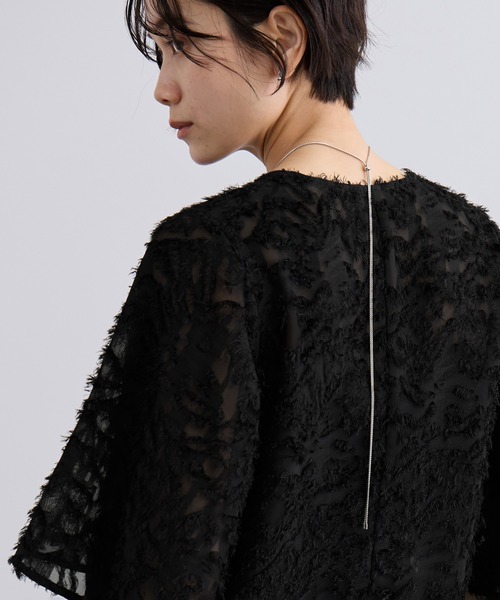 SALON adam et rope'(サロン アダム エ ロペ)の「【WEB限定】フラワーカットジャガードブラウス(シャツ/ブラウス・レディース・ブラック/グレー/ホワイト・FREE)」の5枚目の写真