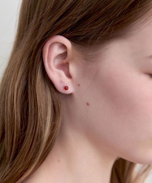 HALDEN（ハルデン）の「simple red onyx earrings (E069_0.4mm)（ピアス（両耳用）・レディース・その他・FREE）」の2枚目の写真