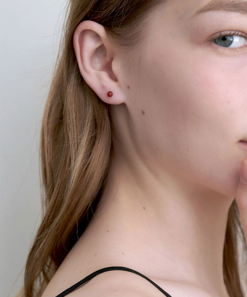HALDEN（ハルデン）の「simple red onyx earrings (E069_0.4mm)（ピアス（両耳用）・レディース・その他・FREE）」の3枚目の写真
