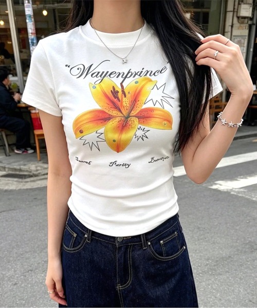 SHEENA(シーナ)の「リリーフラワープリントフィットTシャツ(Tシャツ/カットソー・レディース・ホワイト/ブラック・M)」の1枚目の写真