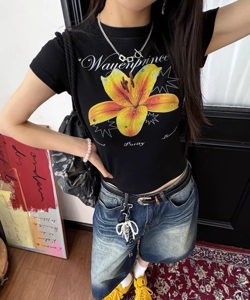 SHEENA(シーナ)の「リリーフラワープリントフィットTシャツ(Tシャツ/カットソー・レディース・ホワイト/ブラック・M)」の2枚目の写真