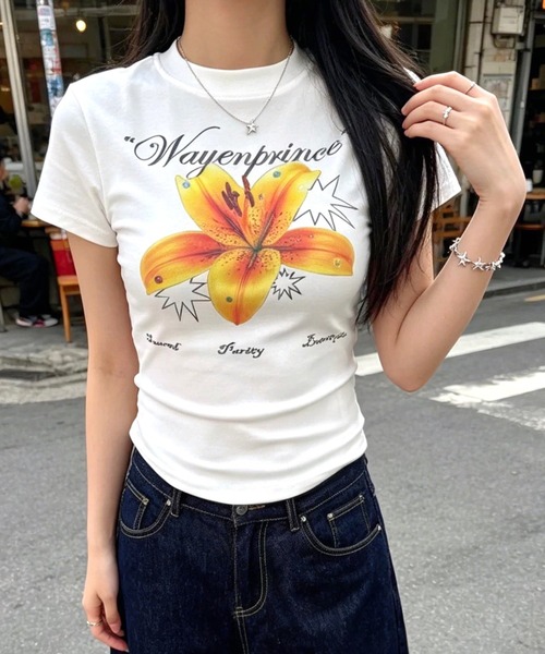 SHEENA(シーナ)の「リリーフラワープリントフィットTシャツ(Tシャツ/カットソー・レディース・ホワイト/ブラック・M)」の3枚目の写真