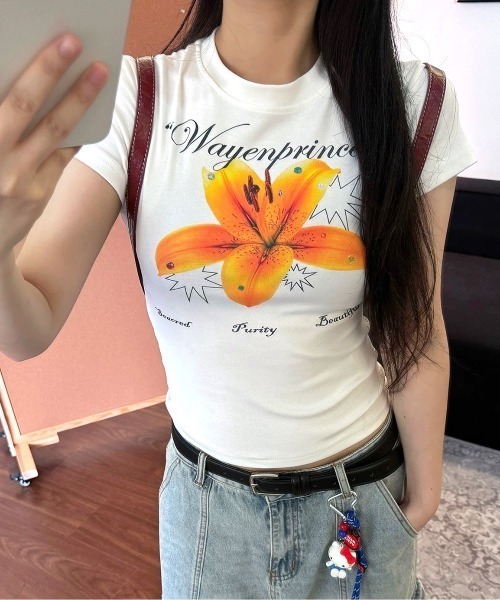 SHEENA(シーナ)の「リリーフラワープリントフィットTシャツ(Tシャツ/カットソー・レディース・ホワイト/ブラック・M)」の4枚目の写真