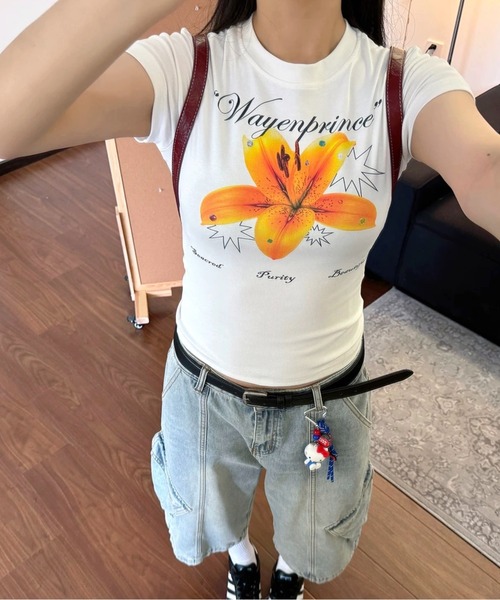 SHEENA(シーナ)の「リリーフラワープリントフィットTシャツ(Tシャツ/カットソー・レディース・ホワイト/ブラック・M)」の5枚目の写真