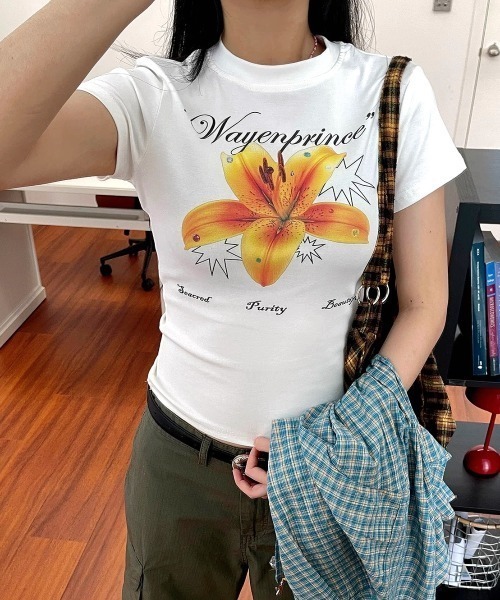 SHEENA(シーナ)の「リリーフラワープリントフィットTシャツ(Tシャツ/カットソー・レディース・ホワイト/ブラック・M)」の6枚目の写真