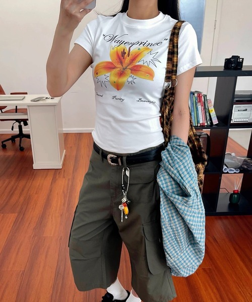 SHEENA(シーナ)の「リリーフラワープリントフィットTシャツ(Tシャツ/カットソー・レディース・ホワイト/ブラック・M)」の7枚目の写真