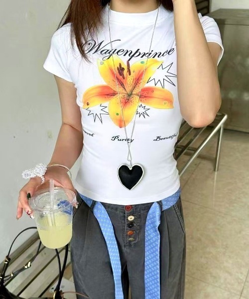 SHEENA(シーナ)の「リリーフラワープリントフィットTシャツ(Tシャツ/カットソー・レディース・ホワイト/ブラック・M)」の10枚目の写真