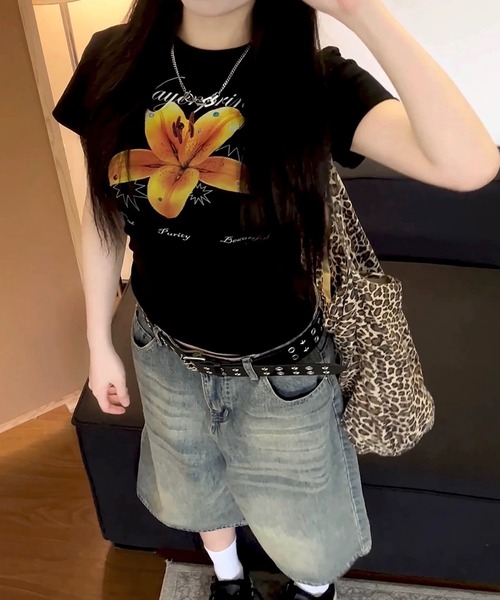 SHEENA(シーナ)の「リリーフラワープリントフィットTシャツ(Tシャツ/カットソー・レディース・ホワイト/ブラック・M)」の13枚目の写真