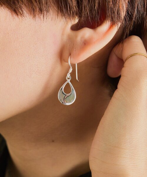 ear PAPILLONNER(イアパピヨネ)の「《スターリングシルバー使用》シェルプレート雫型ピアス(ピアス(両耳用)・レディース・ホワイト/グレー・FREE)」の2枚目の写真