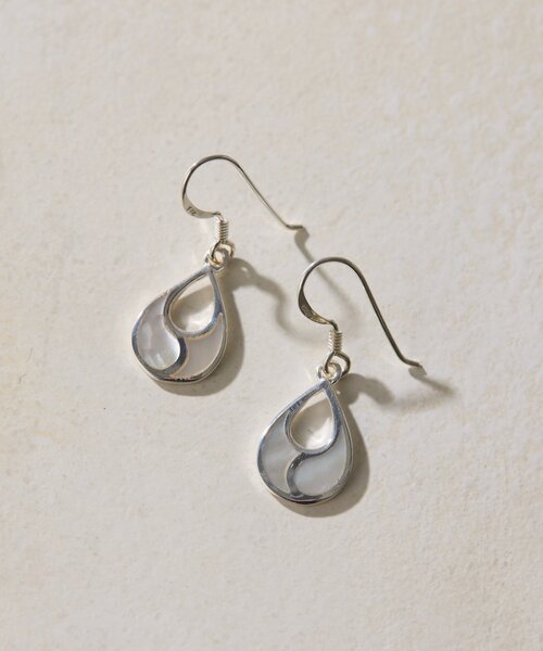 ear PAPILLONNER(イアパピヨネ)の「《スターリングシルバー使用》シェルプレート雫型ピアス(ピアス(両耳用)・レディース・ホワイト/グレー・FREE)」の3枚目の写真