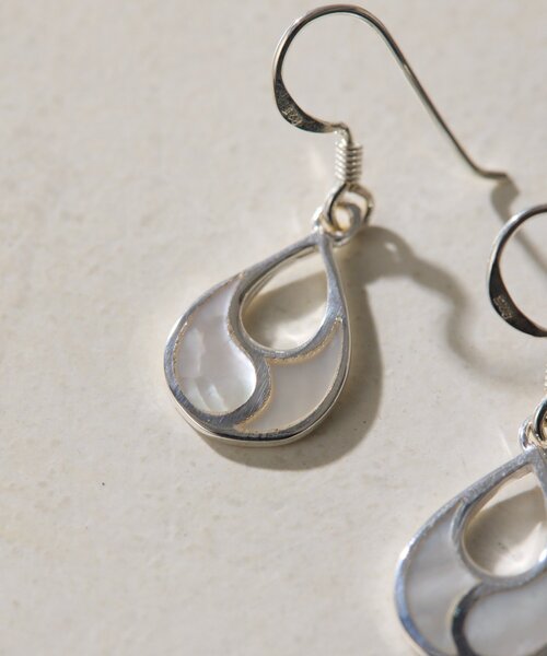 ear PAPILLONNER(イアパピヨネ)の「《スターリングシルバー使用》シェルプレート雫型ピアス(ピアス(両耳用)・レディース・ホワイト/グレー・FREE)」の4枚目の写真