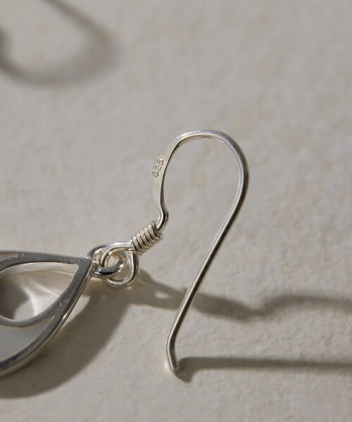 ear PAPILLONNER(イアパピヨネ)の「《スターリングシルバー使用》シェルプレート雫型ピアス(ピアス(両耳用)・レディース・ホワイト/グレー・FREE)」の5枚目の写真