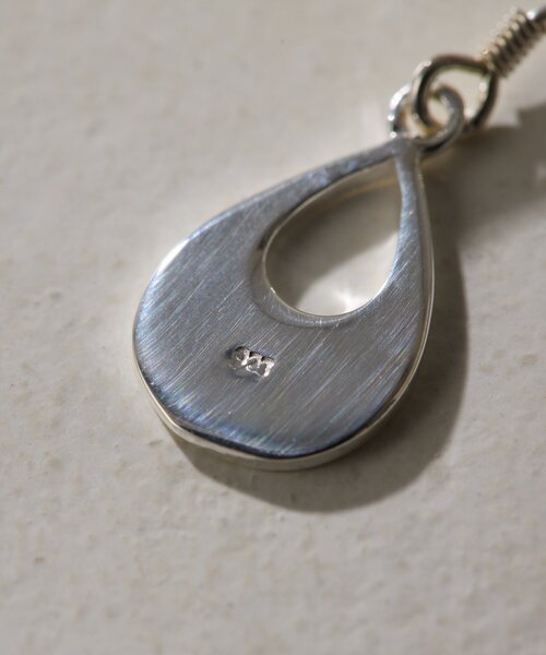 ear PAPILLONNER(イアパピヨネ)の「《スターリングシルバー使用》シェルプレート雫型ピアス(ピアス(両耳用)・レディース・ホワイト/グレー・FREE)」の6枚目の写真