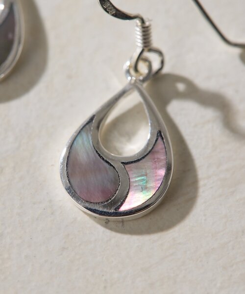 ear PAPILLONNER(イアパピヨネ)の「《スターリングシルバー使用》シェルプレート雫型ピアス(ピアス(両耳用)・レディース・ホワイト/グレー・FREE)」の7枚目の写真