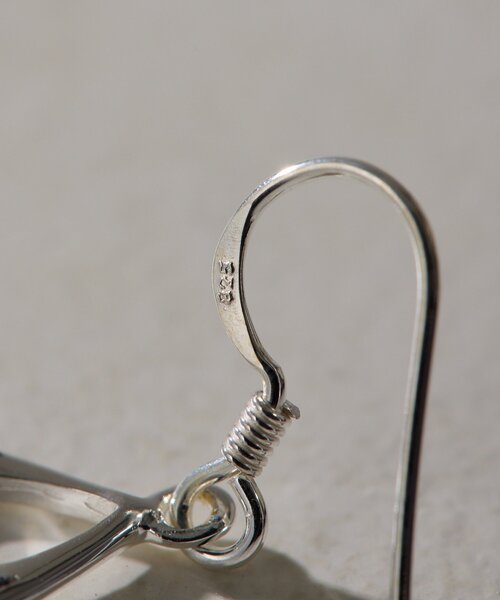 ear PAPILLONNER(イアパピヨネ)の「《スターリングシルバー使用》シェルプレート雫型ピアス(ピアス(両耳用)・レディース・ホワイト/グレー・FREE)」の8枚目の写真