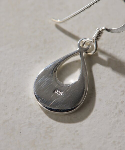 ear PAPILLONNER(イアパピヨネ)の「《スターリングシルバー使用》シェルプレート雫型ピアス(ピアス(両耳用)・レディース・ホワイト/グレー・FREE)」の9枚目の写真