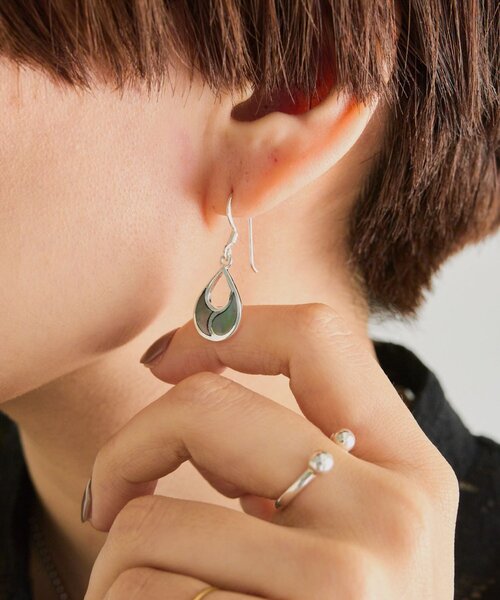 ear PAPILLONNER(イアパピヨネ)の「《スターリングシルバー使用》シェルプレート雫型ピアス(ピアス(両耳用)・レディース・ホワイト/グレー・FREE)」の10枚目の写真