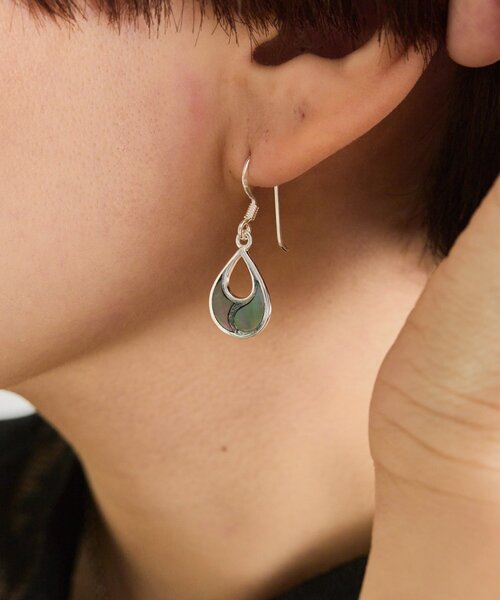 ear PAPILLONNER(イアパピヨネ)の「《スターリングシルバー使用》シェルプレート雫型ピアス(ピアス(両耳用)・レディース・ホワイト/グレー・FREE)」の11枚目の写真