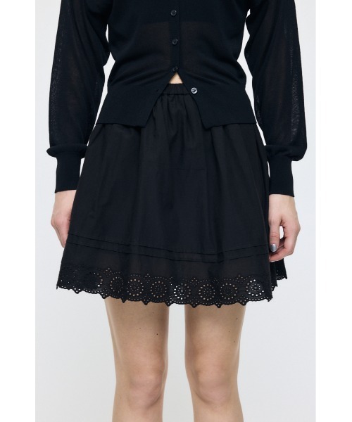 MOUSSY(マウジー)の「EYELET HEM FLARE ミニスカート(スカート・レディース・ブラック/ホワイト・2/1)」の2枚目の写真