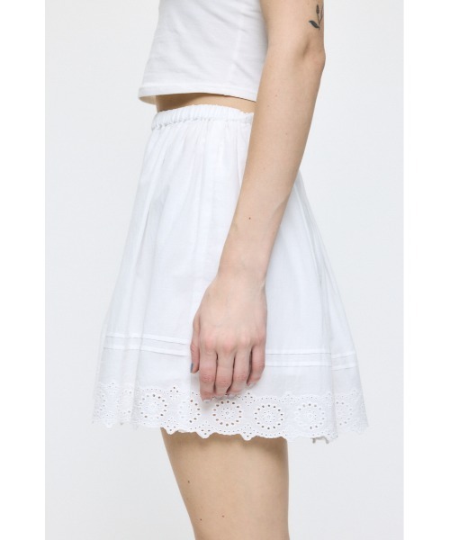 MOUSSY(マウジー)の「EYELET HEM FLARE ミニスカート(スカート・レディース・ブラック/ホワイト・2/1)」の8枚目の写真