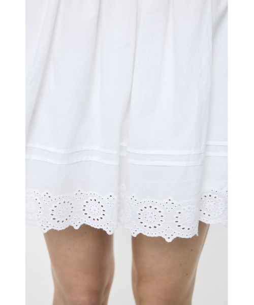MOUSSY(マウジー)の「EYELET HEM FLARE ミニスカート(スカート・レディース・ブラック/ホワイト・2/1)」の4枚目の写真