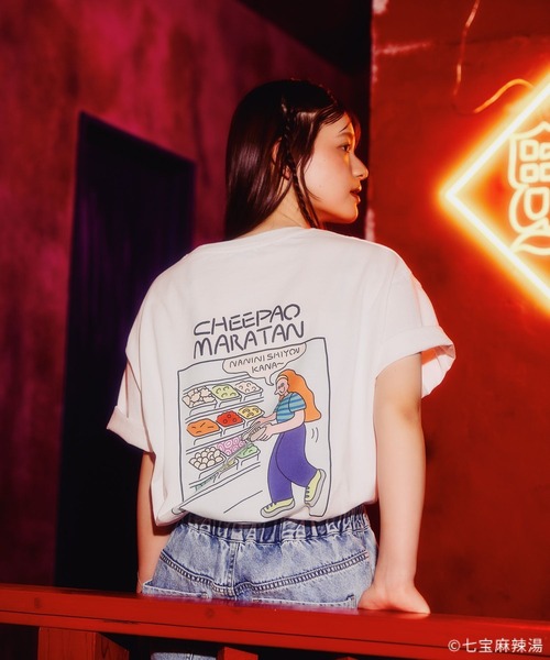 LEPSIM(レプシィム)の「【七宝麻辣湯】イラストTシャツSS 739794(Tシャツ/カットソー・レディース・オフホワイト/ブルー・FREE)」の2枚目の写真