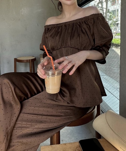 WILLFULLY(ウィルフリー)の「satin polka dot off shoulder lantern sleeve BL(シャツ/ブラウス・レディース・ブラウン/ブラック・FREE)」の14枚目の写真