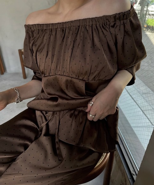 WILLFULLY(ウィルフリー)の「satin polka dot off shoulder lantern sleeve BL(シャツ/ブラウス・レディース・ブラウン/ブラック・FREE)」の4枚目の写真