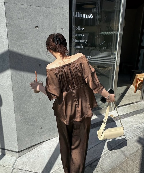 WILLFULLY(ウィルフリー)の「satin polka dot off shoulder lantern sleeve BL(シャツ/ブラウス・レディース・ブラウン/ブラック・FREE)」の6枚目の写真