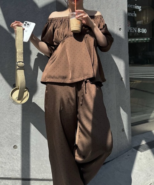WILLFULLY(ウィルフリー)の「satin polka dot off shoulder lantern sleeve BL(シャツ/ブラウス・レディース・ブラウン/ブラック・FREE)」の7枚目の写真