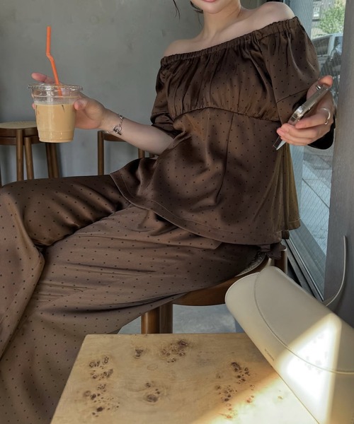 WILLFULLY(ウィルフリー)の「satin polka dot off shoulder lantern sleeve BL(シャツ/ブラウス・レディース・ブラウン/ブラック・FREE)」の9枚目の写真
