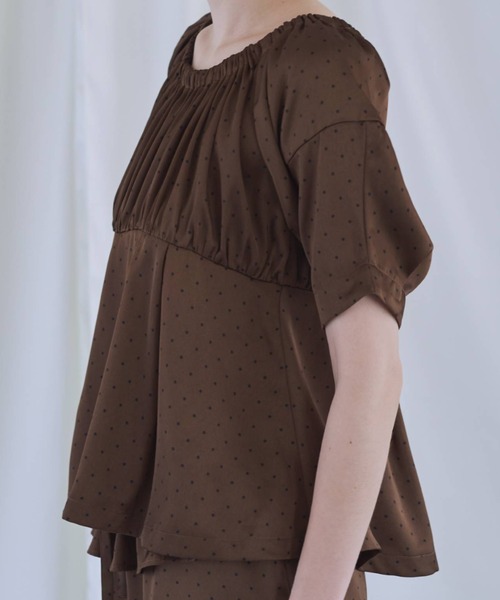 WILLFULLY(ウィルフリー)の「satin polka dot off shoulder lantern sleeve BL(シャツ/ブラウス・レディース・ブラウン/ブラック・FREE)」の3枚目の写真