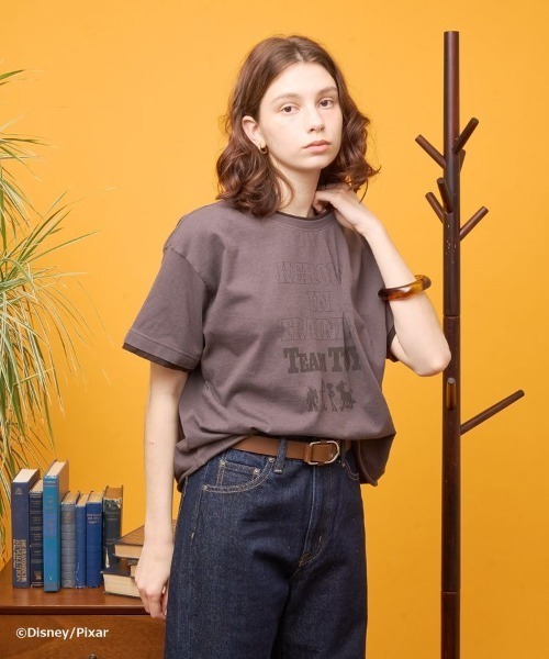 AMERICAN HOLIC(アメリカンホリック)の「【TOY STORY】リメイク風グラフィックTシャツ(Tシャツ/カットソー・レディース・アイボリー/チャコールグレー・FREE)」の1枚目の写真